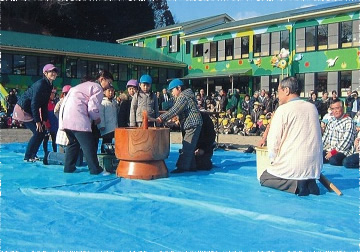 毎年恒例「もちつき大会」