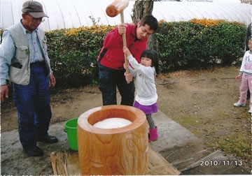 毎年恒例「もちつき大会」