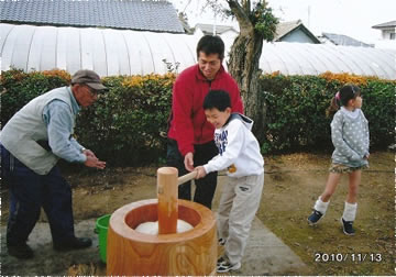 毎年恒例「もちつき大会」